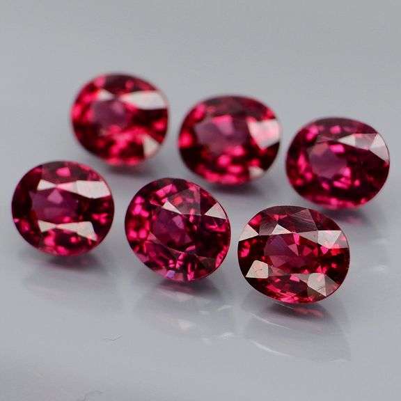 Amazing 4.84ct oval cut reddish pink Garnet set