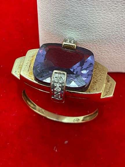 LADIES GOLD DIAMOND AND SAPPHIRE RING.