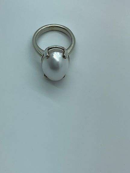 LADIES HEAVY 14K WHITE GOLD AND PEARL RING.