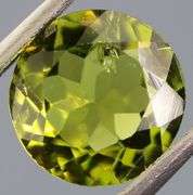 Glittering green 2.49ct untreated Peridot solitaire