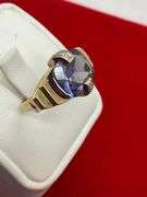 LADIES GOLD DIAMOND AND SAPPHIRE RING.
