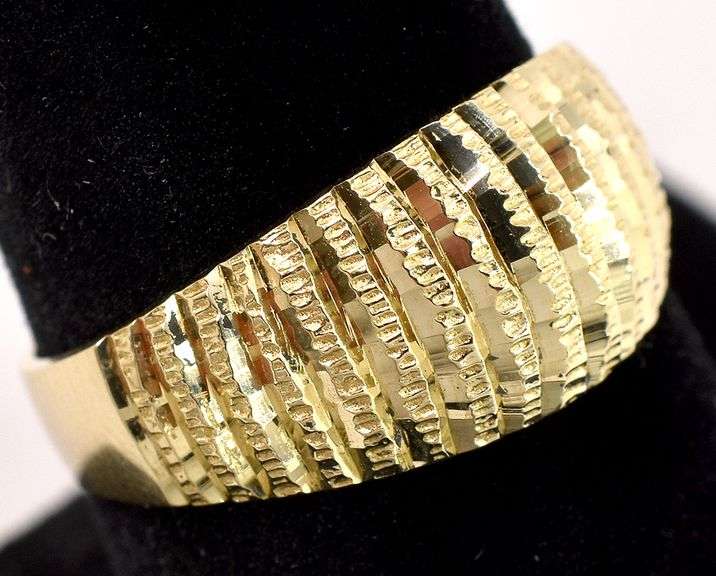 Beautiful Band Ring in 14K Yellow Gold