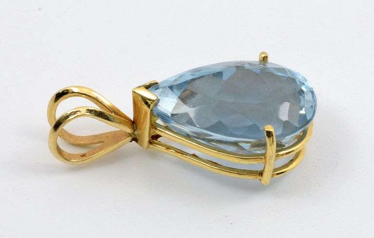 Lovely Pear Shaped Aquamarine Pendant