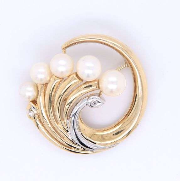 Wonderful 18kt Akoya Pearl and Diamond accent Brooch