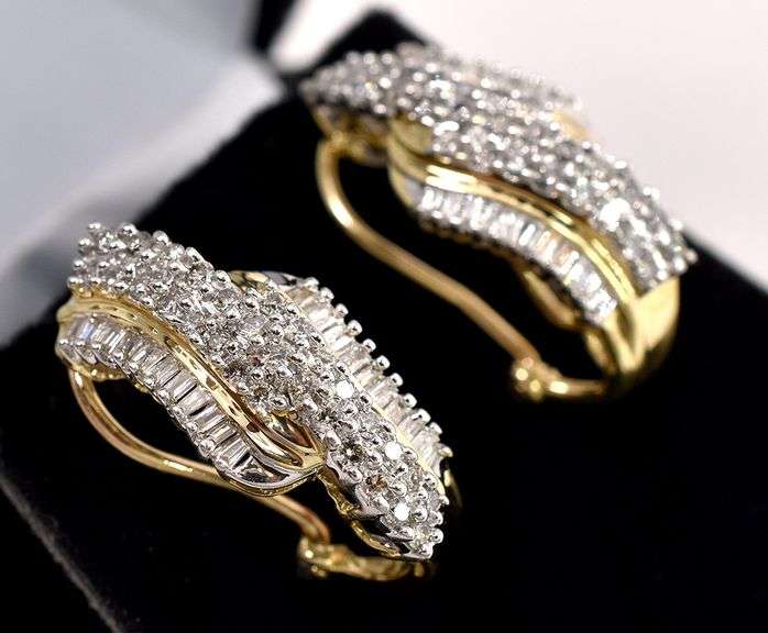 Sparkling Diamond Dangle Earrings in Yellow Gold