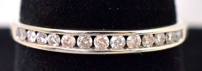 Dazzling 14K white Gold Diamond Ring Band