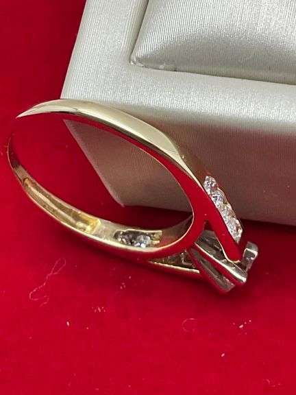 LADIES 14K YELLOW GOLD AND DIAMOND RING