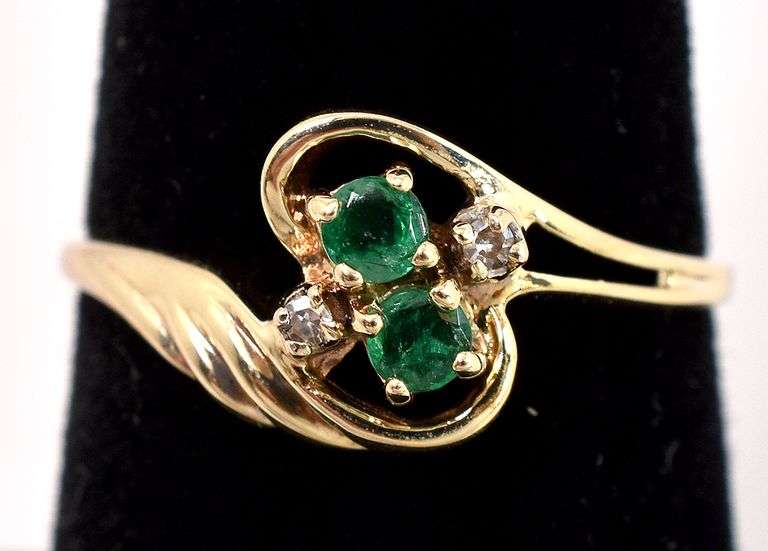 Adorable Emerald and Diamond Ring in Yellow Gold