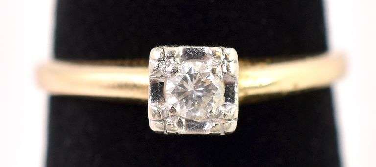 Beautiful 10K Yellow Gold Diamond Ring