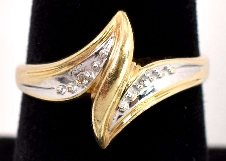 Cute Diamond Ring in Yellow Gold