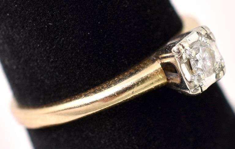 Beautiful 10K Yellow Gold Diamond Ring