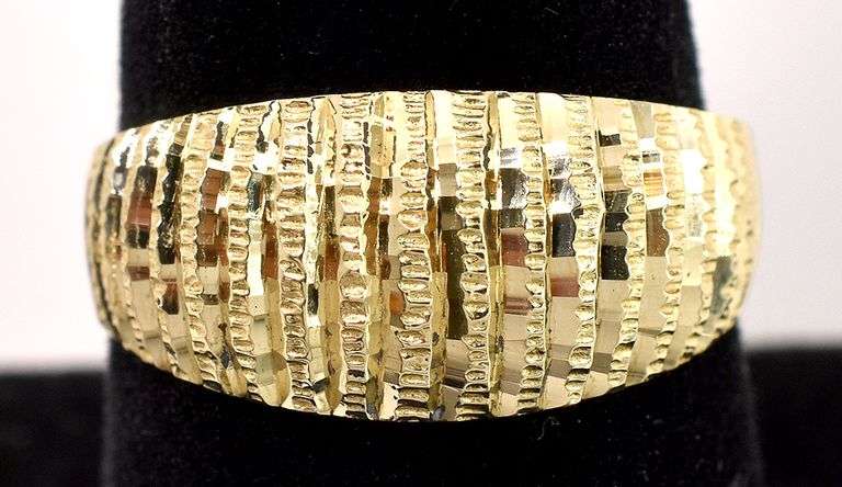 Beautiful Band Ring in 14K Yellow Gold