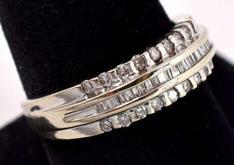 Stunning Diamond Ring in 14K White Gold