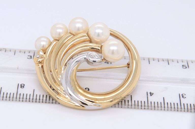 Wonderful 18kt Akoya Pearl and Diamond accent Brooch