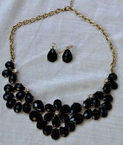 Set Of Fashion Jewelry Neck Lace & Earrings