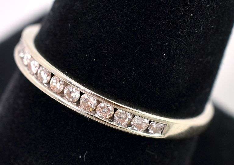 Dazzling 14K white Gold Diamond Ring Band