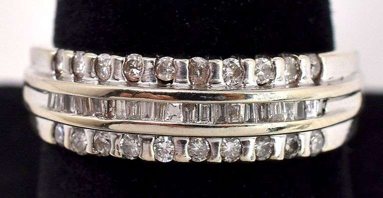 Stunning Diamond Ring in 14K White Gold