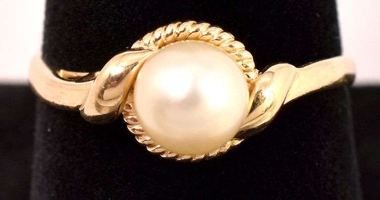 Dazzling Pearl Ring in 14K Yellow Gold