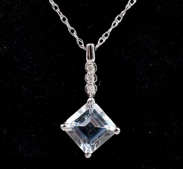 Excellent 14K White Gold Aquamarine and Diamond Pendant Necklace