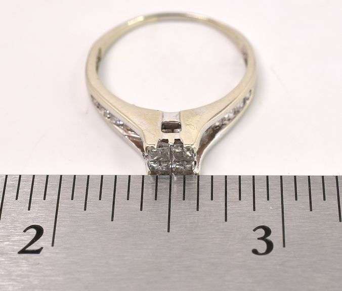 Gorgeous 14K white Gold Diamond Ring