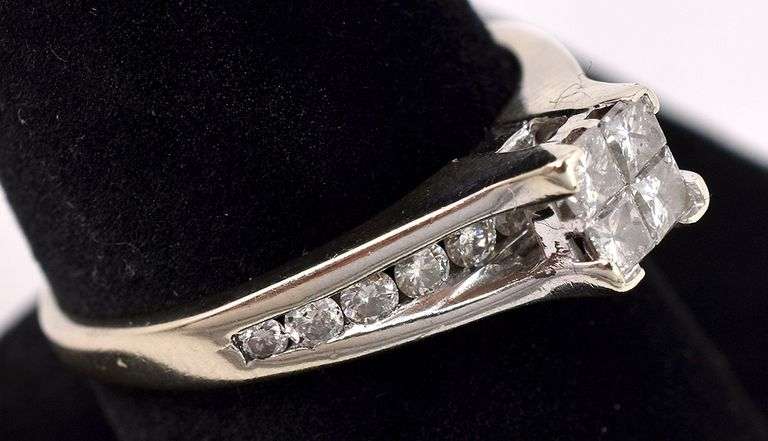 Gorgeous 14K white Gold Diamond Ring