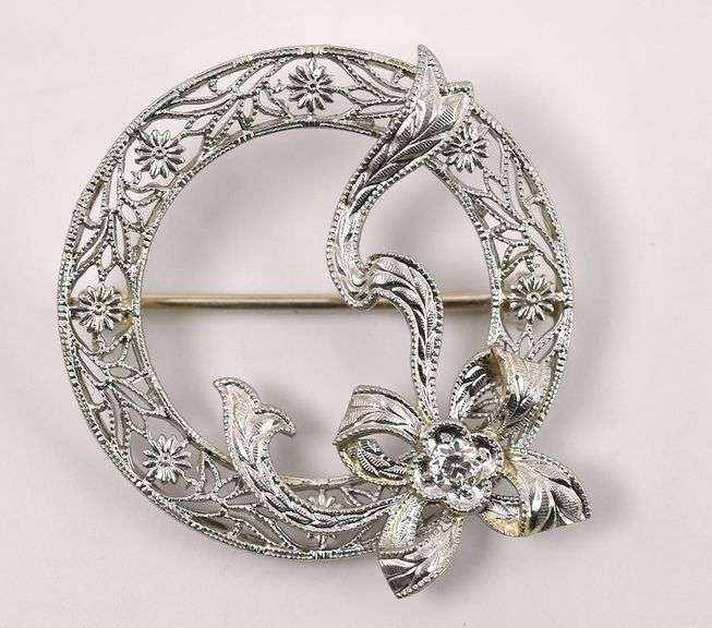 Adorable 14K White Gold Wreath Brooch