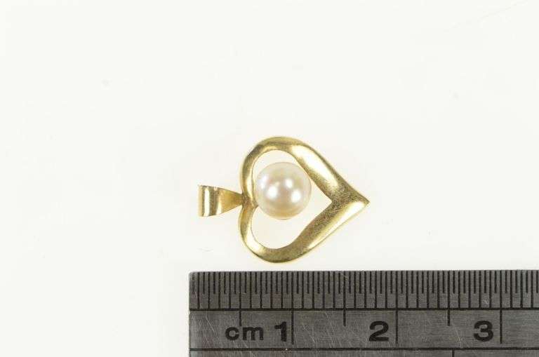 14K Yellow Gold Pearl Vintage Classic Heart Love Symbol Pendant