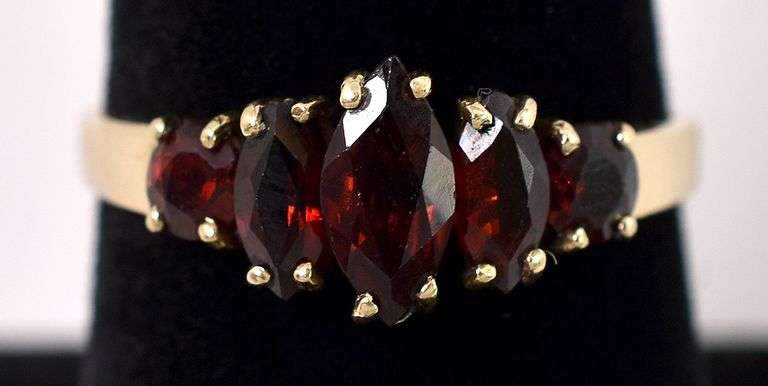 Pretty 14K Yellow Gold Red Garnet Ring