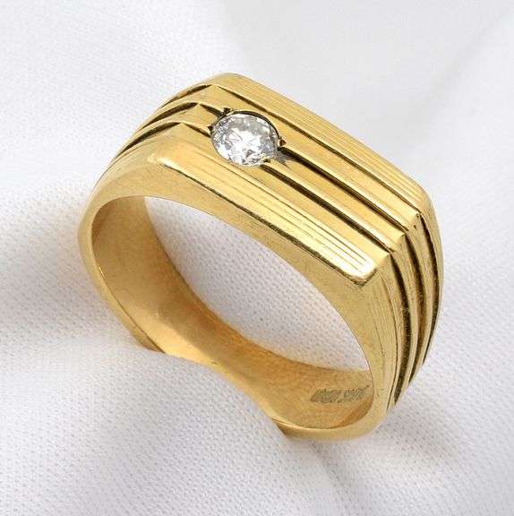 Nicely Designed Man's 1/4 Ct. Diamond Ring