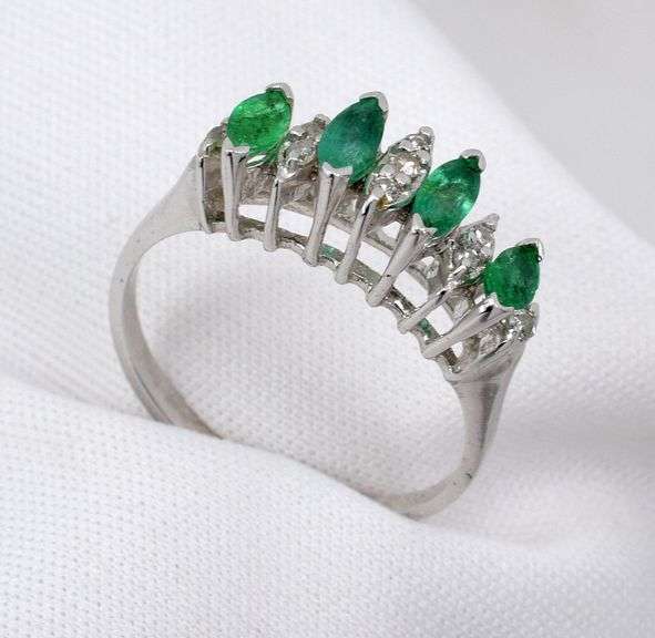 Lovely 14K WG Emerald Pyramid Ring