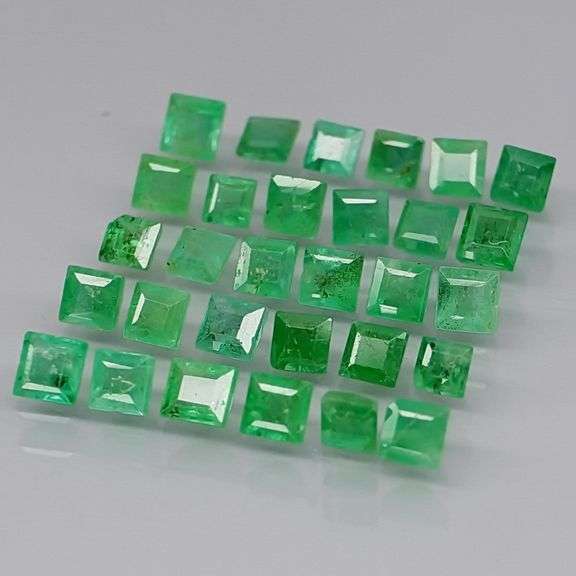 Gorgeous green 2.94ct Colombian Emerald set