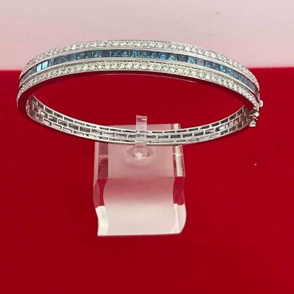 CERTIFIED BRAND NEW 14K WHITE GOLD AND DIAMOND BANGLE BRACELET