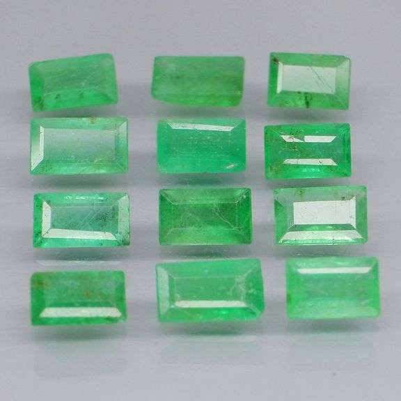 Vivid! Top green 2.91ct Colombian Emerald set