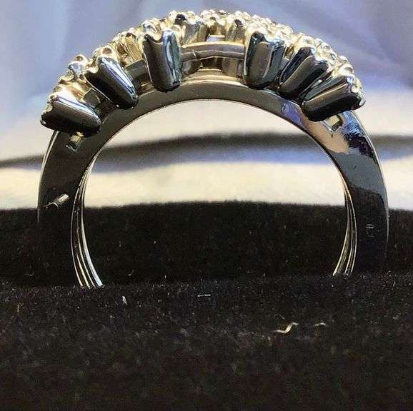 MODERN AND STYLISH 14K WHITE GOLD SCATTER DESIGN DIAMOND RING