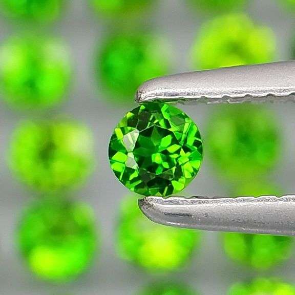 Vibrant green 3.70ct natural Chrome Diopside set