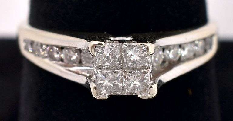Gorgeous 14K white Gold Diamond Ring