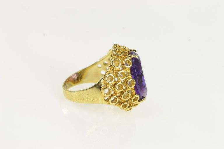 14K Yellow Gold Oval Amethyst Circle Pattern Geometric Ring