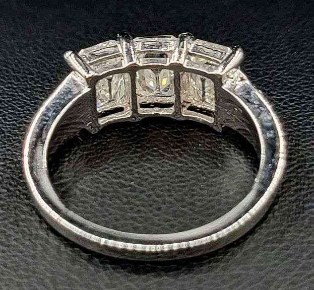 Sparkling 14 Kt White Gold Plate 3.05 Ct VVs1 F-G Simulated Diamond Ring