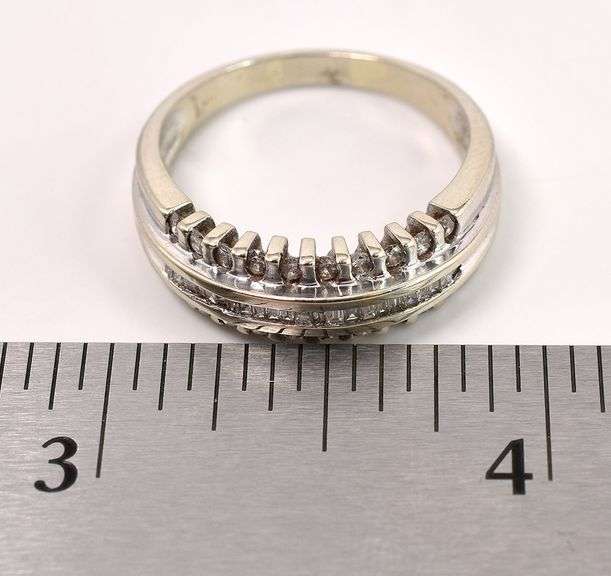 Stunning Diamond Ring in 14K White Gold