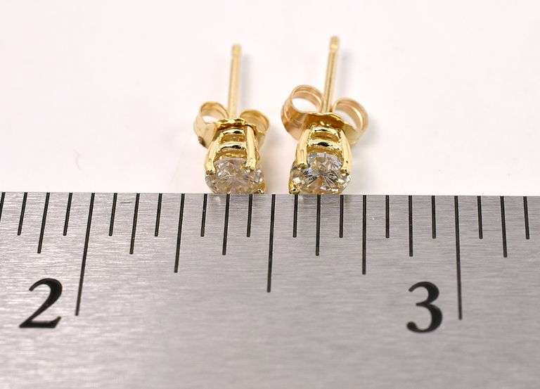 Gorgeous Diamond Stud Earring In 14K Yellow Gold