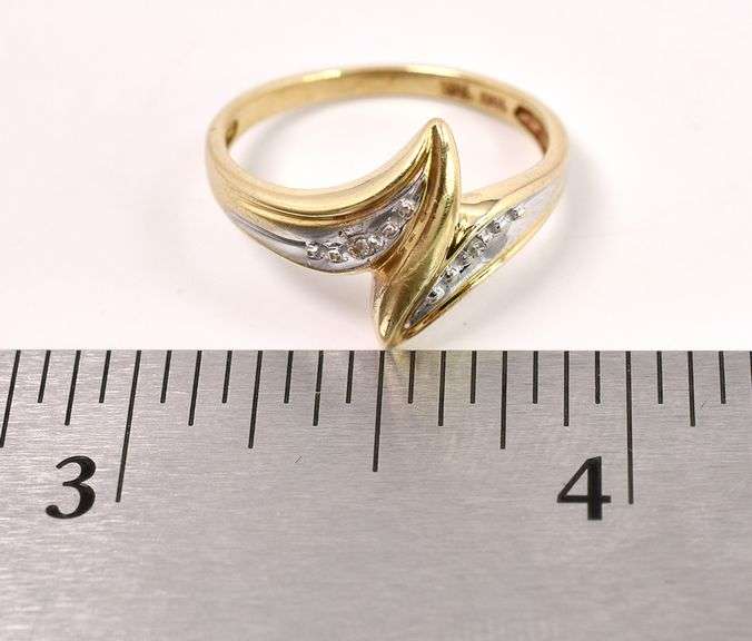 Cute Diamond Ring in Yellow Gold