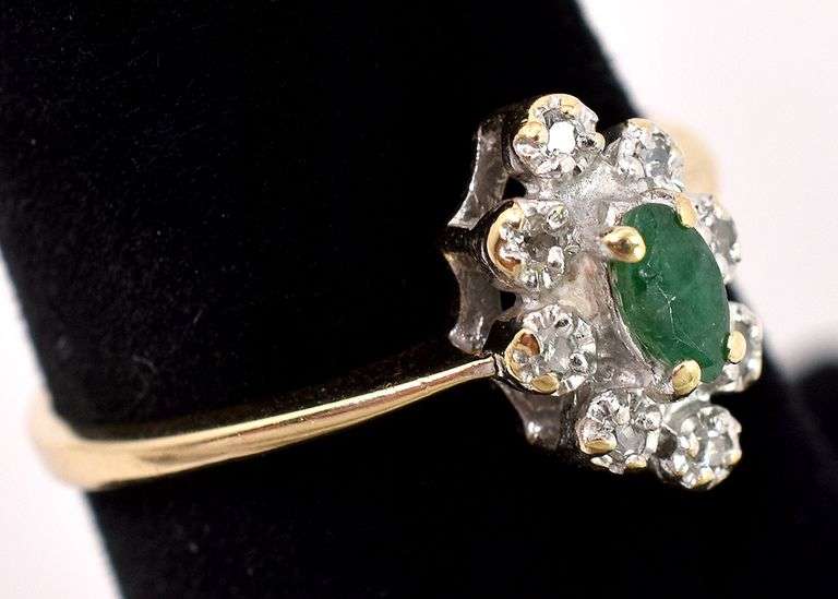Stunning Emerald and Diamond Ring In Yellow Gold
