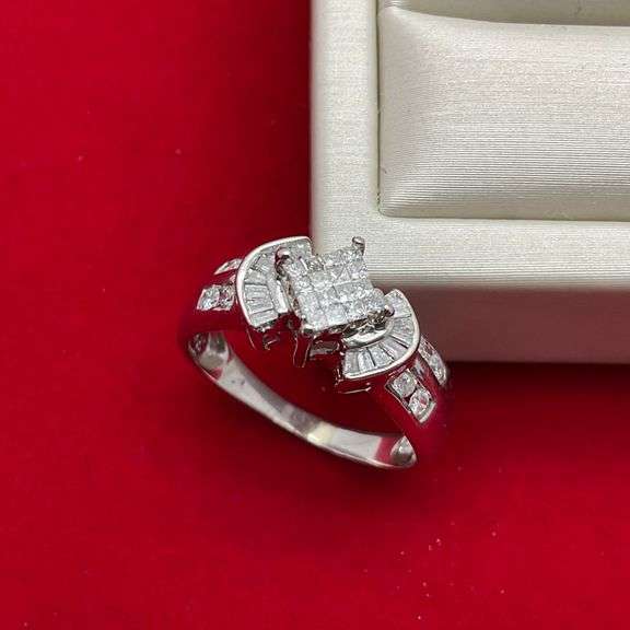 LADIES 14K WHITE GOLD AND DIAMOND RING