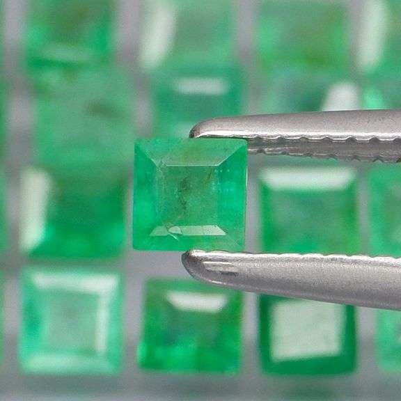 Vivid! Top green 2.40ct Colombian Emerald set