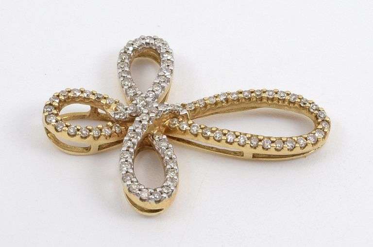 Nicely Styled Modern Diamond Cross