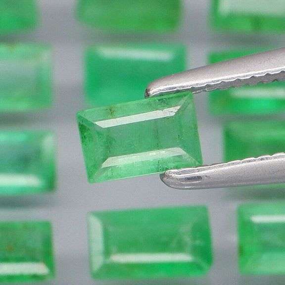 Vivid! Top green 2.91ct Colombian Emerald set