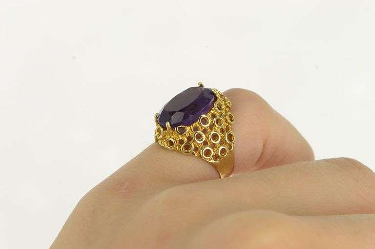 14K Yellow Gold Oval Amethyst Circle Pattern Geometric Ring