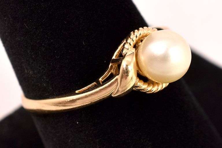 Dazzling Pearl Ring in 14K Yellow Gold
