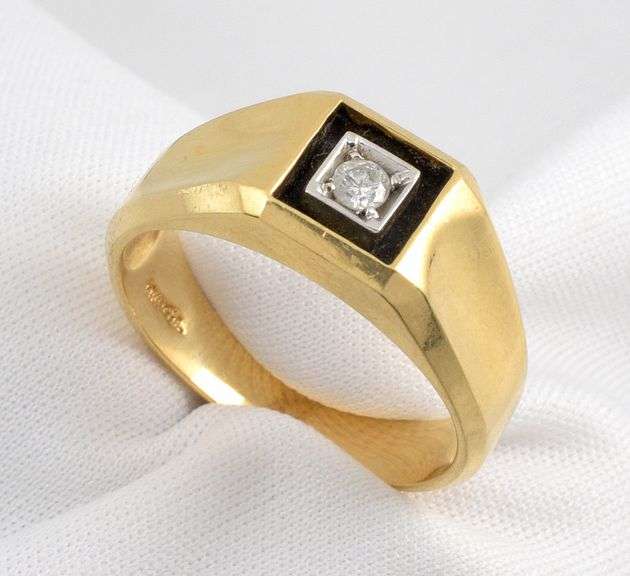 Attractive 14K Man's Diamond Ring