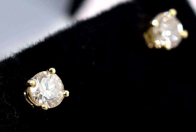 Gorgeous Diamond Stud Earring In 14K Yellow Gold
